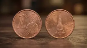 Due monete da 1 centesimo euro: fronte comune e retro italiano con Mole Antonelliana, anno 2002