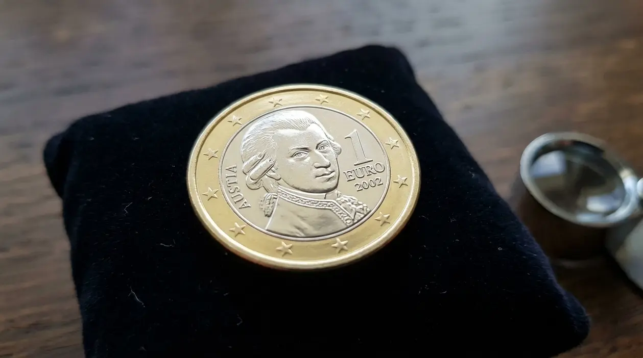 Moneta da 1 euro Austria 2002 appoggiata su panno nero, primo piano del lato nazionale con ritratto