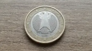 Moneta da 1 euro Germania 2008 con aquila federale, vista del lato nazionale su superficie in legno