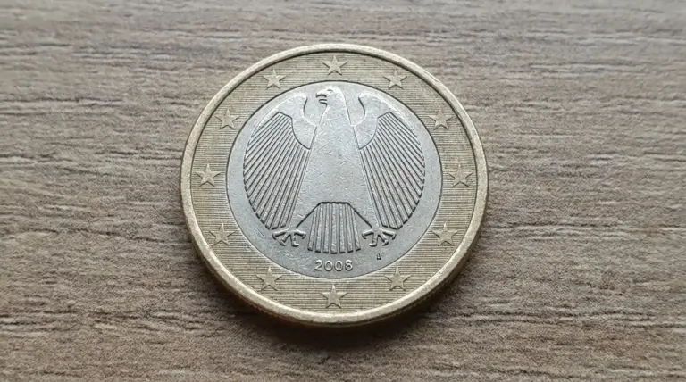 Moneta da 1 euro Germania 2008 con aquila federale, vista del lato nazionale su superficie in legno