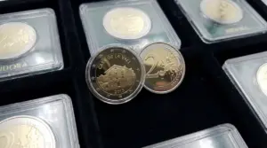 Moneta da 2 euro Andorra 2015 “Casa de la Vall” accanto al lato comune, su vassoio con capsule protettive