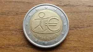 Moneta da 2 euro Spagna 2009 commemorativa, fotografata in primo piano su una superficie di legno