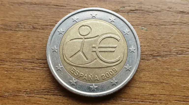 Moneta da 2 euro Spagna 2009 commemorativa, fotografata in primo piano su una superficie di legno