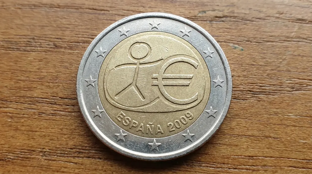 Moneta da 2 euro Spagna 2009 commemorativa, fotografata in primo piano su una superficie di legno