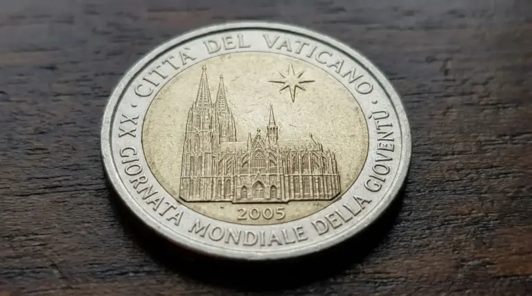 Moneta da 2 euro del Vaticano 2005 con basilica incisa, fotografata su superficie in legno