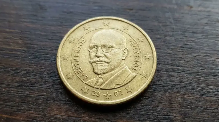 Moneta da 50 centesimi euro della Grecia 2002 con ritratto su sfondo in legno, dettaglio del dritto