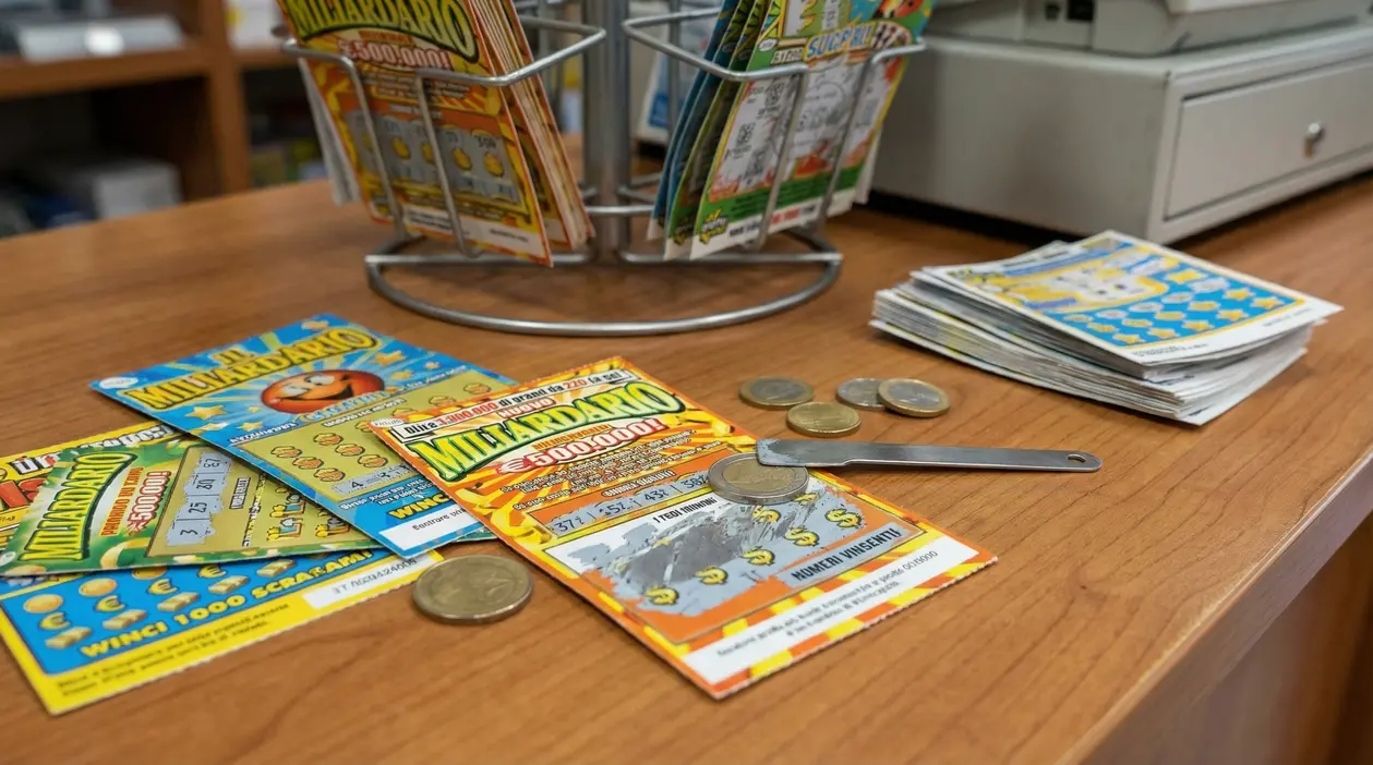 Gratta e vinci su un bancone con monete e schedine grattate