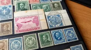 Raccolta di francobolli italiani d’epoca in un album, con esemplari storici e annulli postali visibili