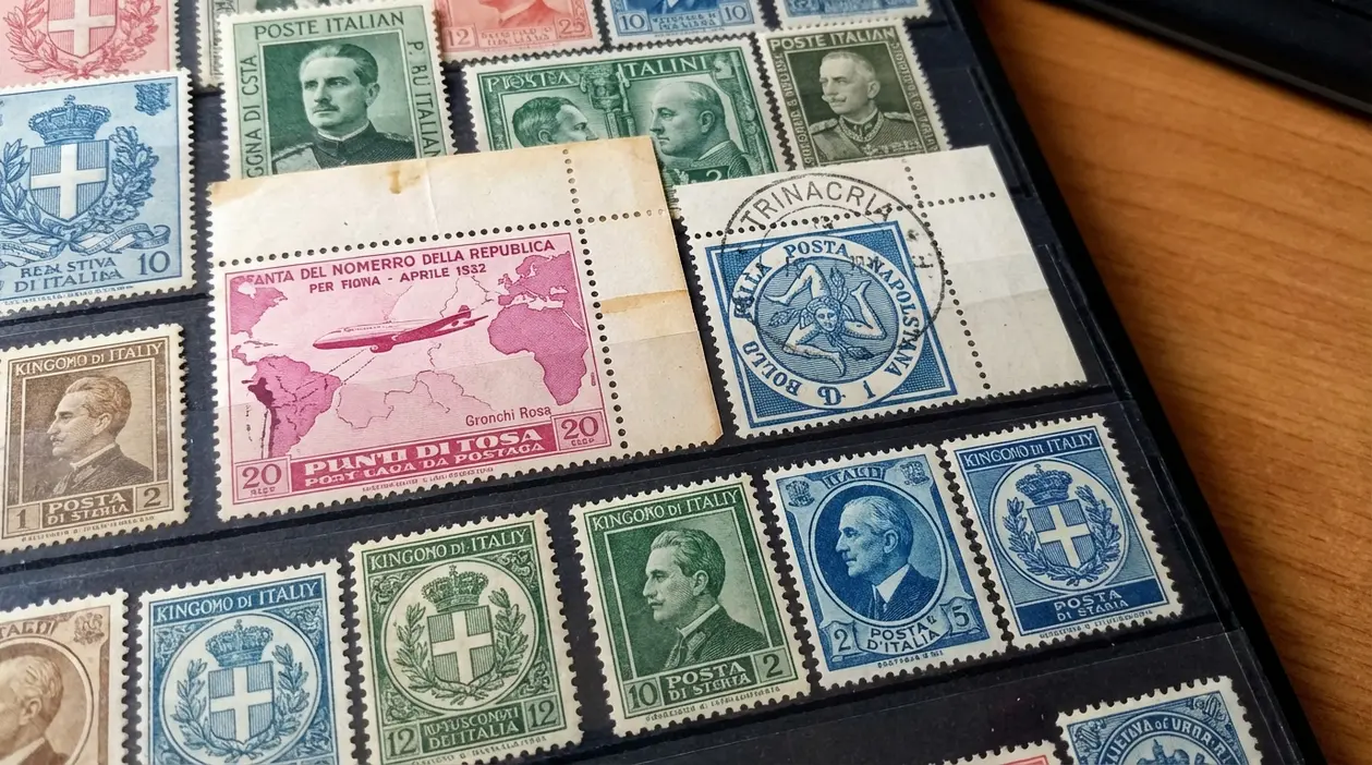 Raccolta di francobolli italiani d’epoca in un album, con esemplari storici e annulli postali visibili