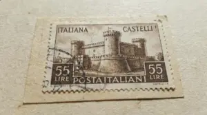 Francobollo italiano Castelli da 55 lire su carta, con annullo e possibile stampa doppia visibile nel disegno