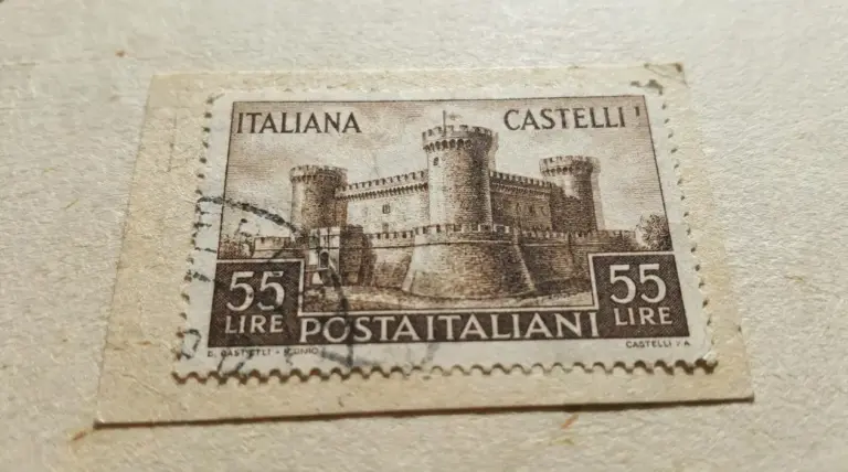 Francobollo italiano Castelli da 55 lire su carta, con annullo e possibile stampa doppia visibile nel disegno
