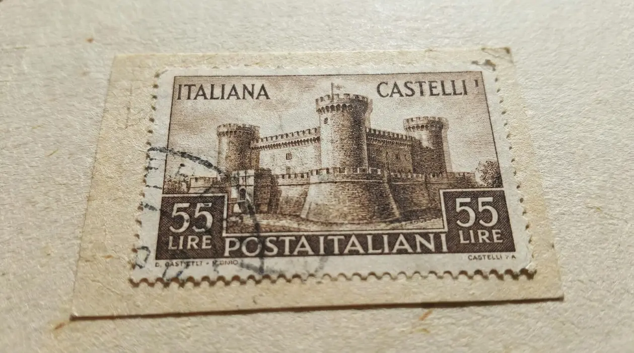 Francobollo italiano Castelli da 55 lire su carta, con annullo e possibile stampa doppia visibile nel disegno