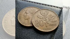 Moneta da 20 lire Prova 1970 con ramo di quercia, accanto a una moneta Repubblica Italiana su superficie scura