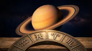 Pianeta Saturno con anello zodiacale in primo piano