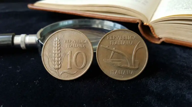 Due monete italiane da 10 lire con spiga e aratro su sfondo scuro