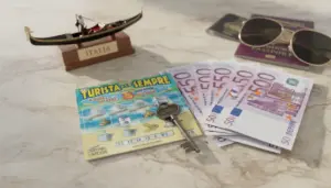 Gratta e vinci Turista per Sempre con chiave e banconote da 50 euro, accanto a passaporto e occhiali da sole
