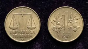 Moneta italiana da 1 lira del 1953 con ape, fotografata fronte e retro su sfondo scuro