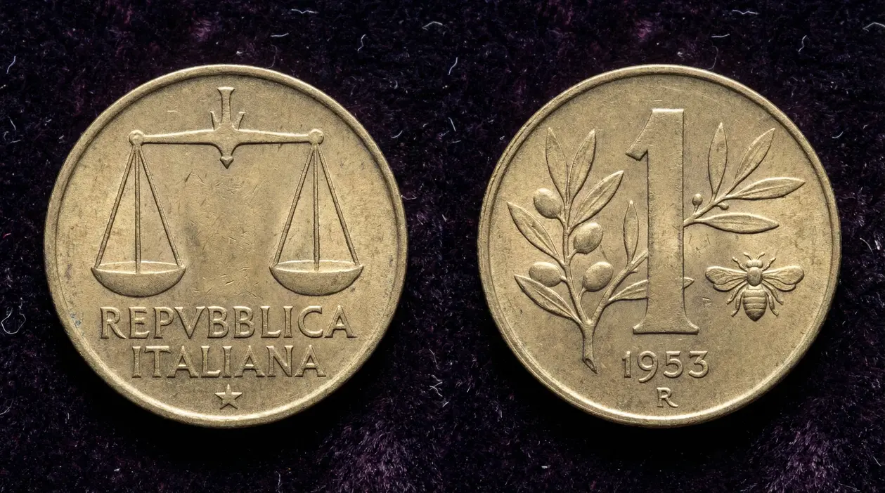 Moneta italiana da 1 lira del 1953 con ape, fotografata fronte e retro su sfondo scuro